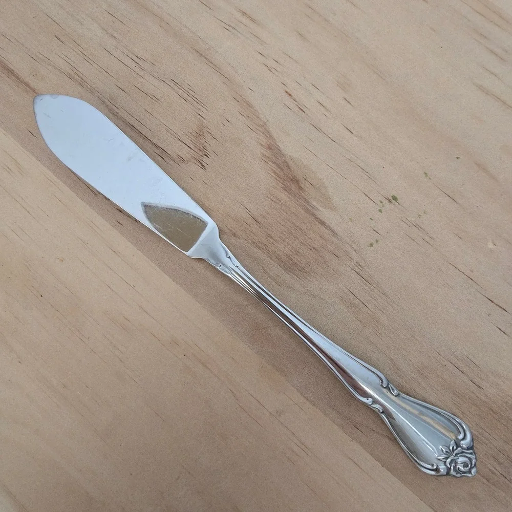1831 Rogers Oneida‎ Arbor Rose True Rose Butter Knife Floral Handle Silverware